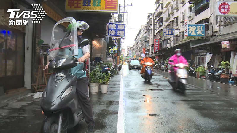 跟我沒關！男騎士路邊起步 遭控害摔車